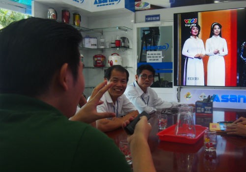 Ông chủ Asanzo giới thiệu tivi với đối tác