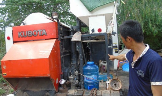 Thợ gặt Thành không nộp tiền “bảo kê” nên bị nhóm đối tượng tấn công và phá hỏng máy gặt lúa