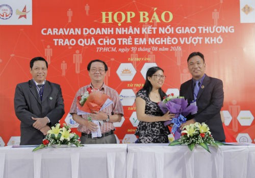 Caravan: Kết nối giao thương - Tặng quà học sinh nghèo vượt khó