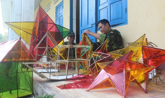 Quà trung thu cho các cháu trong Hội thi “Làm lồng đèn”