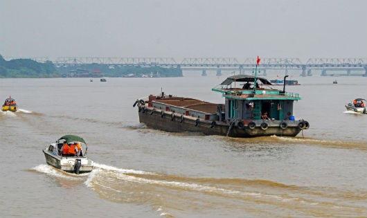 Thu phí hai lần trên một dòng sông, gây khó khăn, phiền hà cho doanh nghiệp cho đến những vụ tai nạn thương tâm đã tạo nên một bức tranh tối trong quản lý giao thông thủy