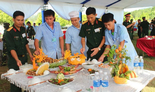 Các đội thi đang soạn các món ăn lên bàn chuẩn bị chấm thi