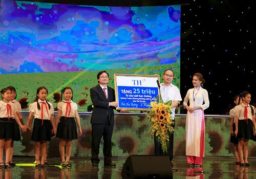 Bộ trưởng Phùng Xuân Nhạ thay mặt Bộ GD&ĐT nhận tài khoản Sữa học đường Vì tầm vóc Việt do Chủ tịch Ủy ban Trung ương MTTQ Việt Nam Nguyễn Thiện Nhân trao
