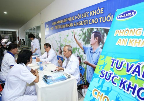 Các Bác sĩ Phòng Khám An Khang tư vấn sức khỏe và dinh dưỡng cho người cao tuổi