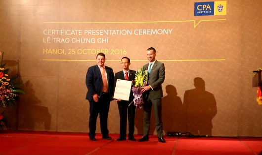 Đại diện BIDV nhận chứng nhận REP của CPA Úc