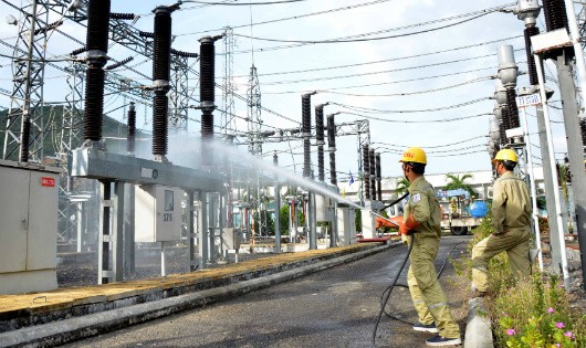 Vệ sinh sứ cách điện bằng nước áp lực cao giúp giảm tổn thất điện năng tại Truyền tải điện Khánh Hòa