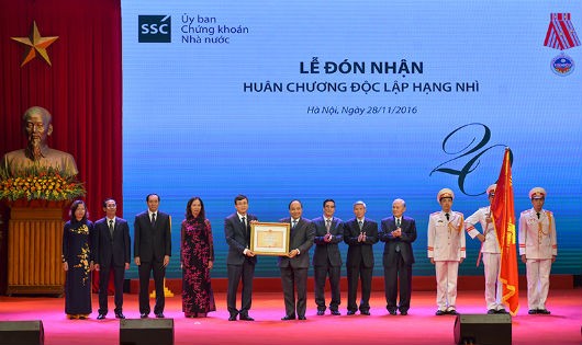 Thủ trướng trao Huân chương Độc lập hạng Nhì cho Ủy ban Chứng khoán Nhà nước