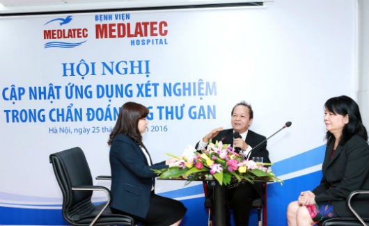 PGS. TS. Nguyễn Nghiêm Luật (ở giữa) giải đáp thắc mắc của các bác sỹ tham dự Hội nghị