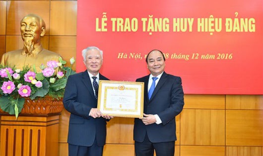 Thủ tướng Nguyễn Xuân Phúc trao Huy hiệu Đảng cho nguyên Phó Thủ tướng Vũ Khoan