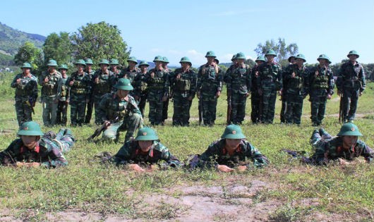 Chiến sĩ Tiểu đoàn 2, Lữ đoàn Pháo binh 40 huấn luyện các tư thế vận động trên chiến trường