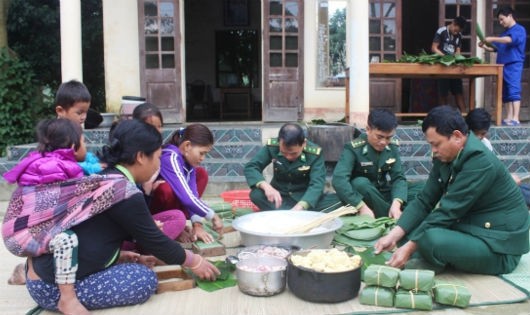 Đồn Bản Giàng cùng bà con gói bánh chưng