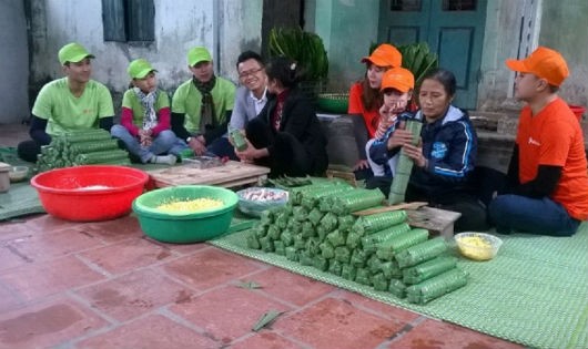 Thi thoảng lại có những nhóm, những trường và CLB về Lỗ Khê để học làm bánh chưng