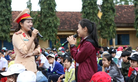 Trao đổi trò chuyện về Luật giao thông với học sinh tại Trường THCS Nam Đà - Krông Nô