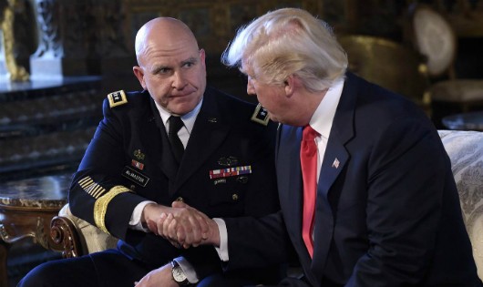 Tổng thống Trump đã gọi ông McMaster (trái) là “một người tài năng kiệt xuất và kinh nghiệm phong phú”