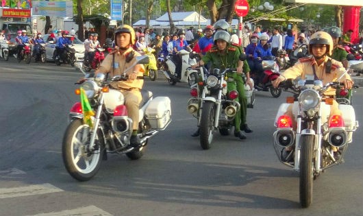 Sau lễ ra quân, đoàn xe diễu hành, cổ động tuyên truyền ATGT đã đi qua các tuyến đường lớn ở trung tâm TP kêu gọi nhân dân hưởng ứng Năm ATGT 2017