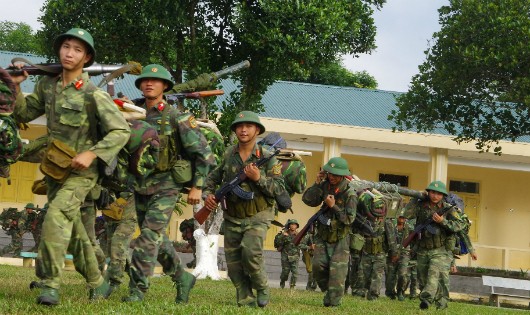 Cán bộ, chiến sĩ Trung đội 2, Đại đội 5, Tiểu đoàn 8 cơ động ra vị trí tập trung trong chuyển trạng thái SSCĐ