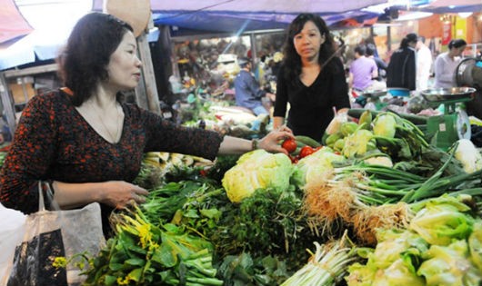 Người tiêu dùng đa phần “bị động”, mua thực phẩm hoàn toàn dựa vào thông tin một chiều trên nhãn mác từ phía nhà sản xuất/ phân phối hoặc cảm quan (Ảnh minh họa nguồn  CAND)