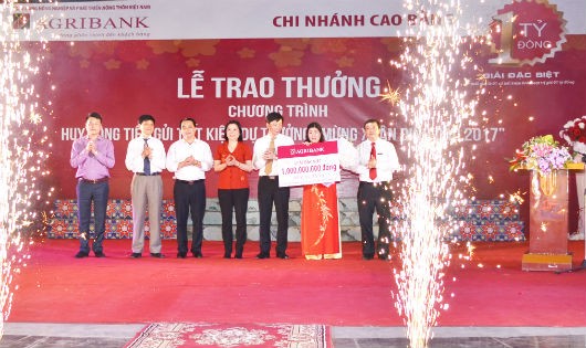 Agribank trao giải Đặc biệt đợt huy động tiết kiệm dự thưởng Mừng Xuân Đinh Dậu