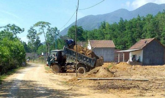 Xe tải Chiến Thắng lấy đất tại Gò Dài, sau đó chở đi san lấp mặt bằng cho những người có nhu cầu (ảnh chụp ngày 7.4.2017)