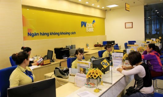 Khách hàng giao dịch tại PVcomBank