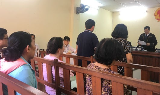 Các bên nghe phán quyết của Tòa. Ảnh: Võ Anh Tuấn