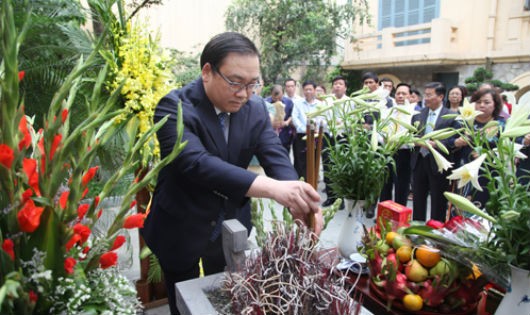 Bí thư Thành ủy Hà Nội Hoàng Trung Hải dâng hương tưởng niệm đồng chí Trần Phú. Ảnh: HNM