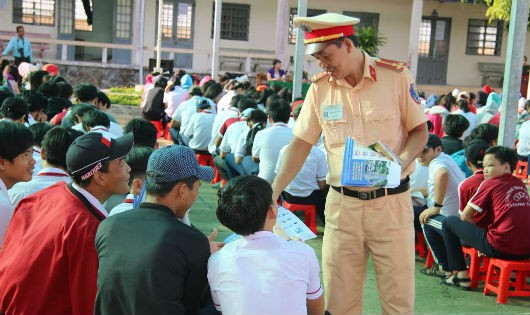 Các em học sinh được trao tay các tài liệu hướng dẫn tham gia giao thông an toàn