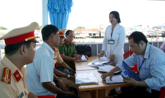 Ban ATGT TP Cần Thơ phối hợp cùng các ngành chức năng tuyên truyền cho chủ phương tiện tại chợ nổi Cái Răng về kiến thức an toàn giao thông