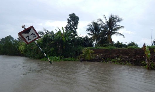 Sạt lở làm ngã biển báo hiệu đường thủy