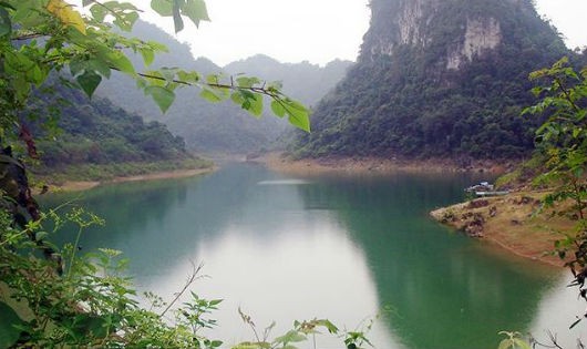 Hồ Thang Hen quanh năm luôn có làn nước xanh ngắt, thu hút nhiều du khách đến chiêm ngưỡng