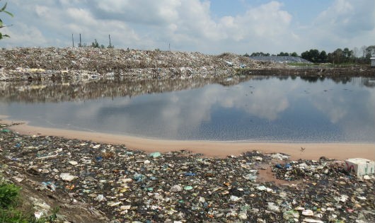 Người dân ở đây, hàng ngày hàng giờ phải “sống chung” với mùi hôi, khói, bụi... đối mặt nguy cơ bệnh tật từ bãi rác Đông Thắng