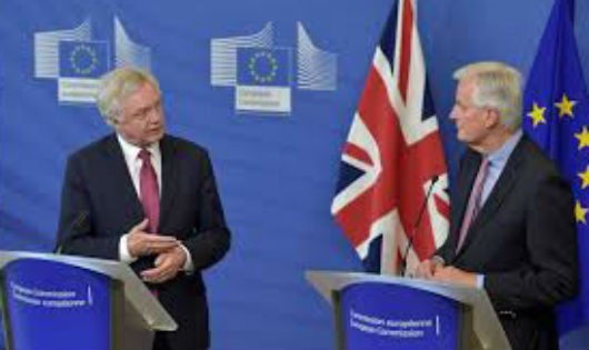 Trưởng đoàn đại diện Liên minh Châu Âu - Michael Barnier tiếp Bộ trưởng Anh phụ trách Brexit David Davis tại Ủy ban Châu Âu