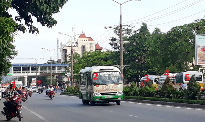 Xe buýt nối đuôi nhau trên đường TP Vinh