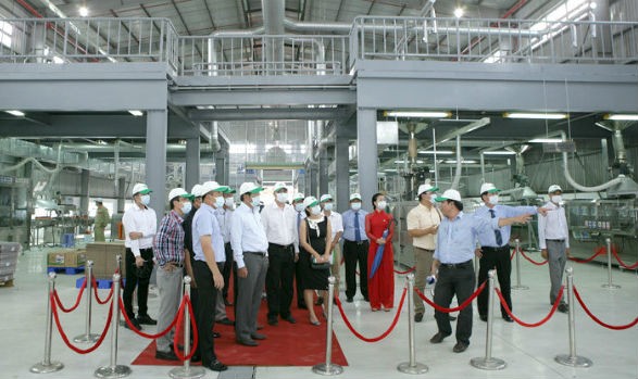 Một đoàn tham quan nhà máy HAI Long An
