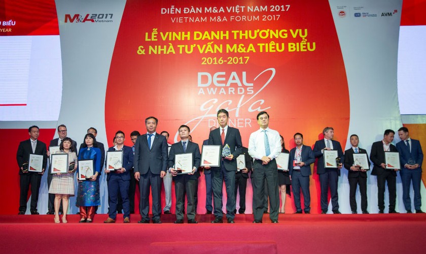 Đại diện BIDV và SuMi TRUST nhận giấy chứng nhận và kỷ niệm chương “Thương vụ M&A tiêu biểu Việt Nam 2016-2017” từ Ban Tổ chức