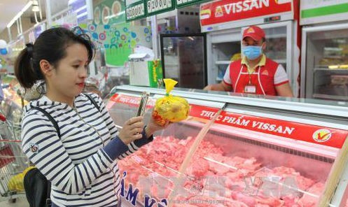 Người tiêu dùng chọn mua thịt heo có truy xuất nguồn gốc tại hệ thống siêu thị Co.op Mart. Ảnh: Thanh Vũ/TTXVN