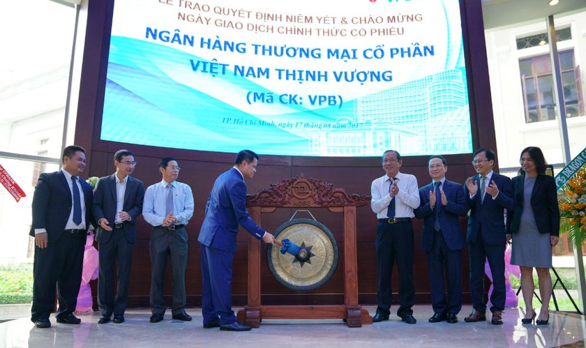 Tiếng cồng chính thức đánh dấu việc cổ phiếu VPB chính thức được niêm yết trên sàn giao dịch chứng khoán HOSE