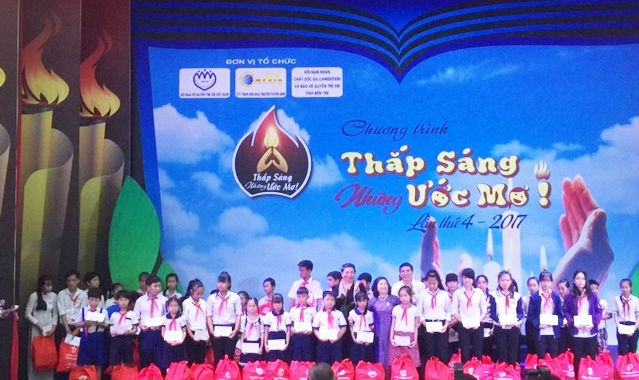 Phó Chủ Tịch Thường trực Quốc hội Tòng Thị Phóng trao quà và học bổng đến các em học sinh nghèo vượt khó tại Bến Tre