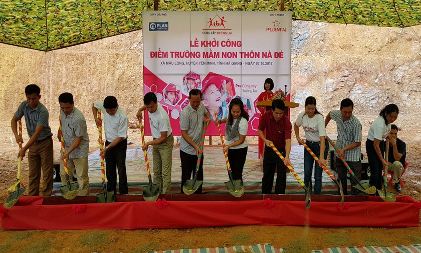 Lãnh đạo địa phương và đại diện Prudential làm thủ tục khởi công công trình trường Mầm non