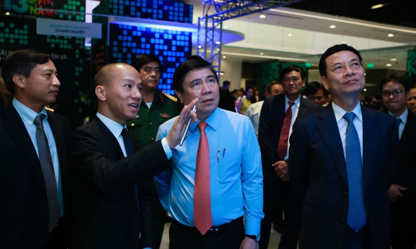 Chủ tịch UBND TP.HCM Nguyễn Thành Phong tham quan triển lãm