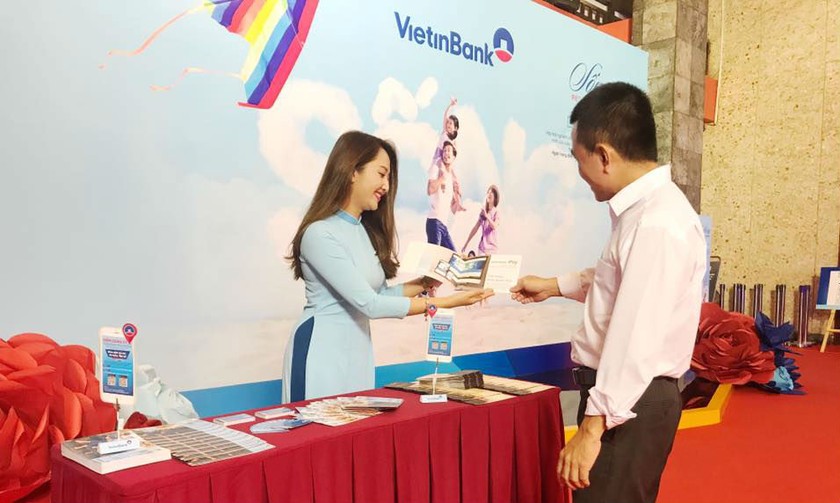 Cán bộ VietinBank giới thiệu thông tin về chương trình tới khách hàng