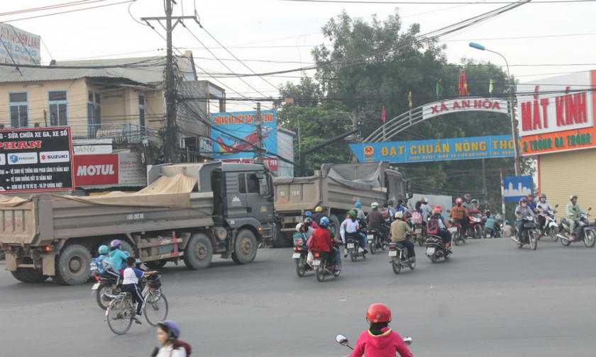 Xe ben chạy thành từng tốp trên đường nông thôn mới đang xuống cấp