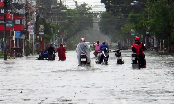 Nhiều tuyến đường tại thành phố Tuy Hòa bị ngập. (Ảnh: Thế Lập/TTXVN)