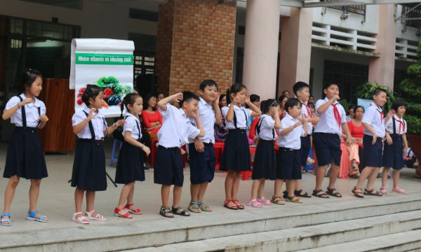 Bữa ăn dinh dưỡng đầy đủ 4 nhóm dưỡng chất là nền tảng dinh dưỡng quan trọng cho sự phát triển của trẻ