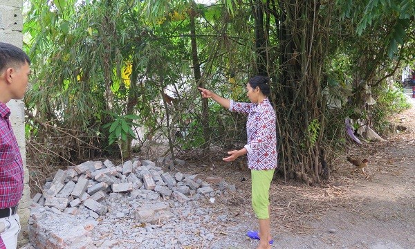 Bà Tho tại phần ngõ đi bị UBND xã “cắt” cho hàng xóm và giao lãnh đạo thôn quản lý, sử dụng