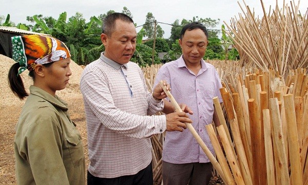 Việc sản xuất cán chổi từ phụ phẩm bỏ đi từ gỗ cho thu nhập mỗi năm hàng tỷ đồng