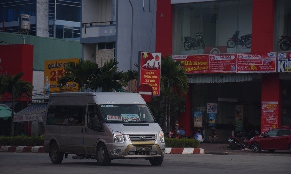 Xe Bình Minh “gắn mác” Báo Tuổi Trẻ ngang nhiên lộng hành