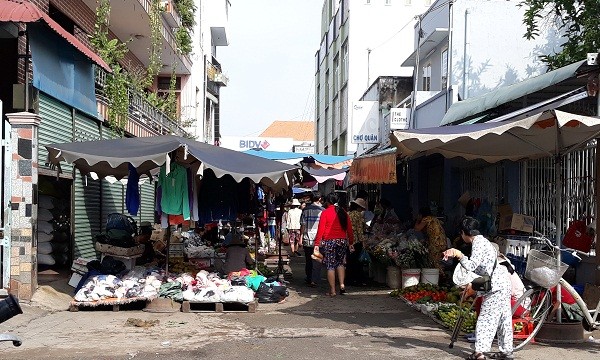 Đến nay chợ tự phát lấn chiếm dụng đường dân sinh vẫn không có gì thay đổi