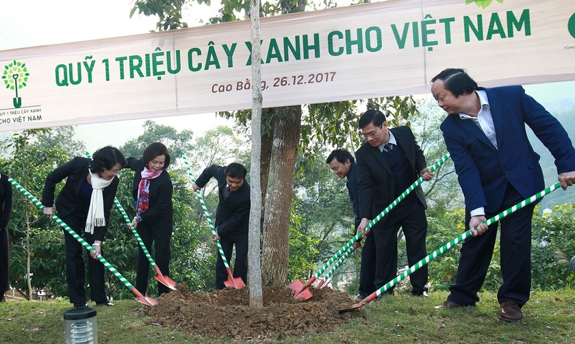 Bà Đặng Thị Ngọc Thịnh – Ủy viên Ban Chấp hành Trung ương Đảng, Phó Chủ tịch nước Cộng hòa Xã hội Chủ nghĩa Việt Nam cùng các Đại biểu trồng cây tại Khu di tích Quốc gia đặc biệt Pác Bó, tỉnh Cao Bằng