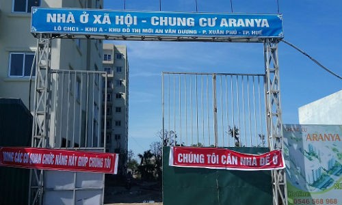 Nhiều băng rôn đã được khách hàng treo trước cổng khu chung cư yêu cầu giao nhà đúng thời hạn